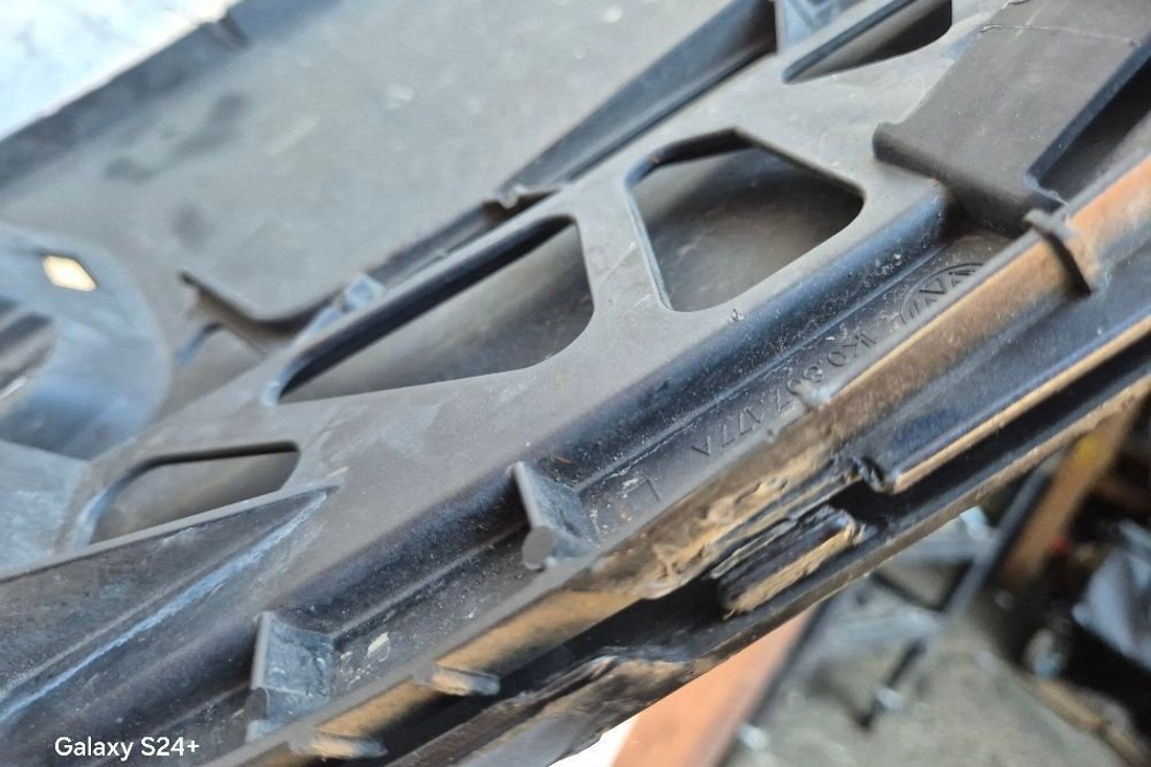 VOLKSWAGEN Golf 5 generation (2003-2009) Бампер передний 1K0807221C 32377913