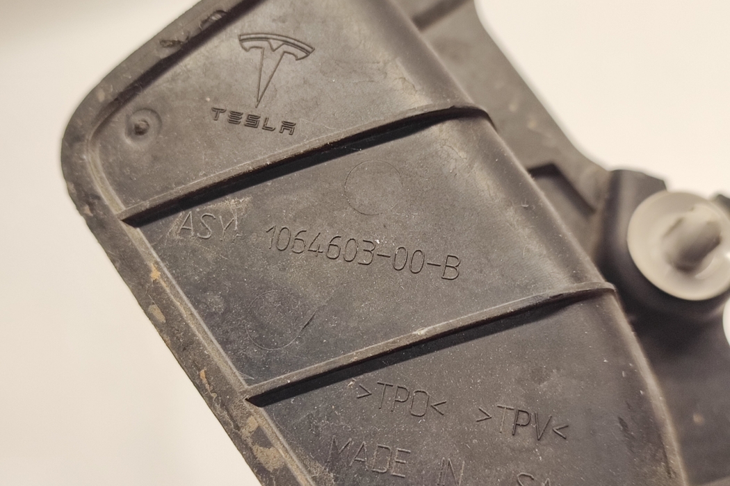 TESLA Model X 1 generation (2015-2024) Eņģu apdare 1064603-00-B,106460300B 30945973