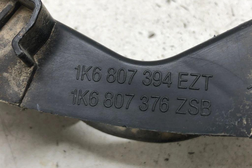 VOLKSWAGEN Golf 8 generation (2019-2023) Aizmugurējā labā bampera stiprinājums 1K6807394 30583161