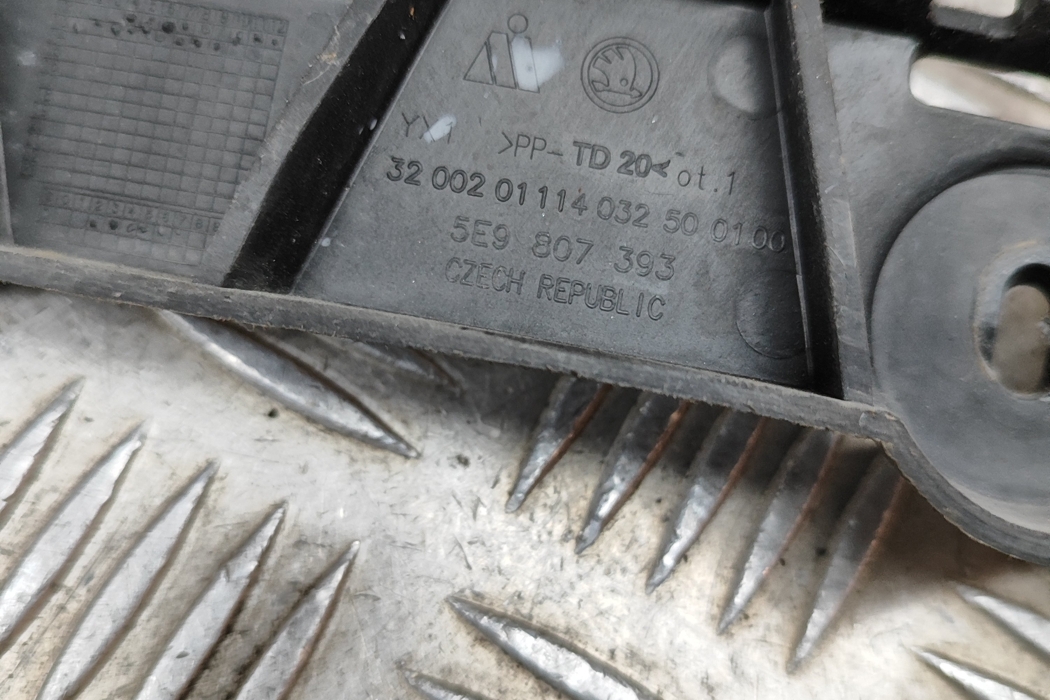 SKODA Octavia 3 generation (2013-2020) Aizmugurējā kreisā bampera stiprinājums 5E9807393 22474148