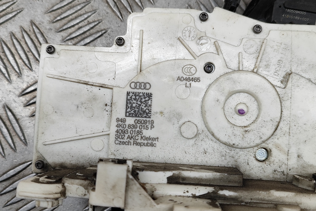 AUDI e-tron 1 generation (2018-2024) Aizmugurējo kreiso durvju slēdzene 4K0839015P 28517011