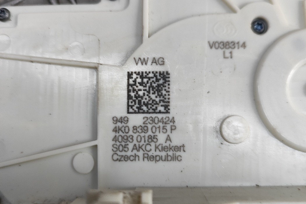 AUDI Aizmugurējo kreiso durvju slēdzene 4K0839015P 31157996