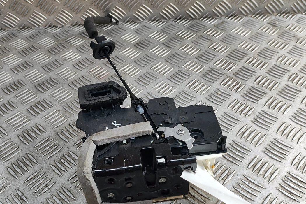 AUDI Aizmugurējo kreiso durvju slēdzene 4K0839015P 31157996