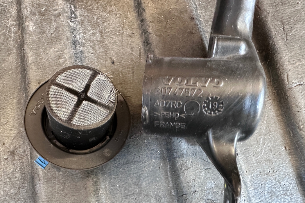 VOLVO V60 2 generation (2018-2023) Window washer liquid tank fill tube 30747572,31468137 31421327