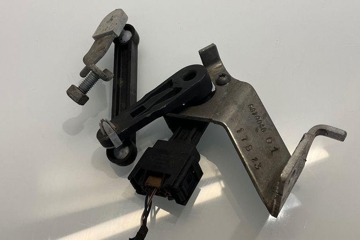 BMW X5 G05/G18 (2018-2024) Priekšējais kreisais līmeņa sensors 6895467 31621425