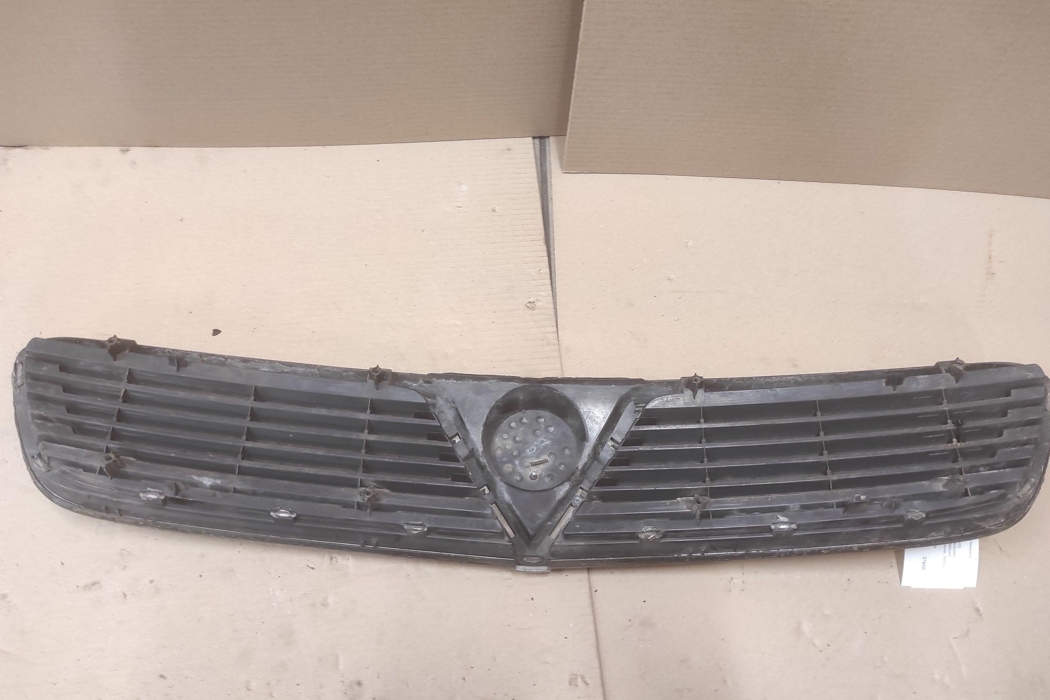 OPEL Vectra B (1995-1999) Priekšējā bampera augšējā reste 13106814 28641800