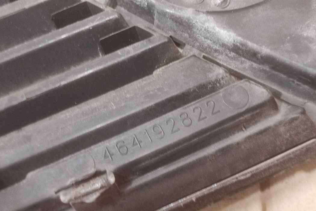 OPEL Vectra B (1995-1999) Priekšējā bampera augšējā reste 13106814 28641800