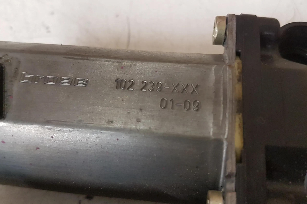 PEUGEOT 308 Стеклоподъемник передней левой двери 9637131280 28765293