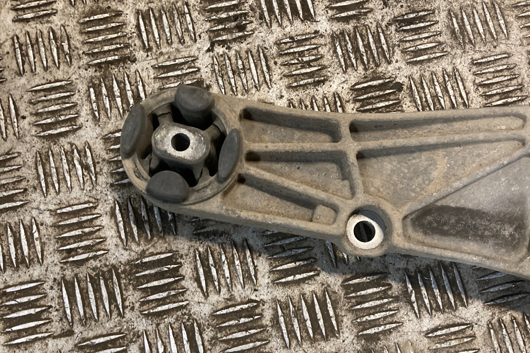 VOLKSWAGEN Phaeton 1 generation (2002-2016) Кронштейн заднего редуктора 3d0599285b 31940348