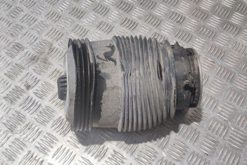 MERCEDES-BENZ C-Class W205/S205/C205 (2014-2023) Подушка подвески задняя правая A2053200725 30649686