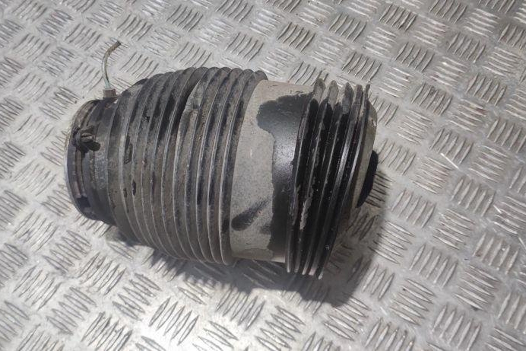 MERCEDES-BENZ C-Class W205/S205/C205 (2014-2023) Подушка подвески задняя правая A2053200725 30649686