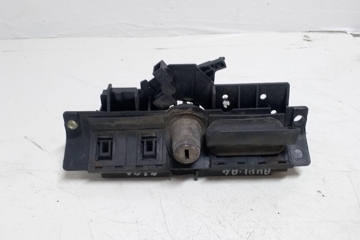 AUDI A4 B5/8D (1994-2001) Aizmugurējā bagāžnieka slēdzene 8D9827565C 28672293