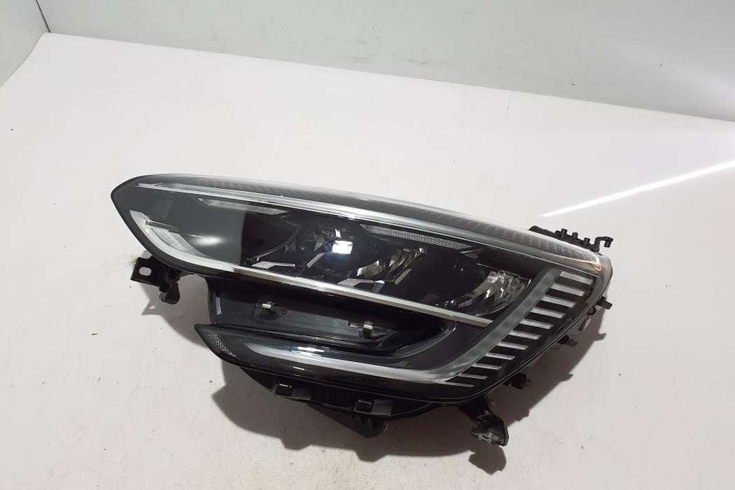 RENAULT Megane 4 generation (2016-2023) Front Right Headlight 260602681R 32046085