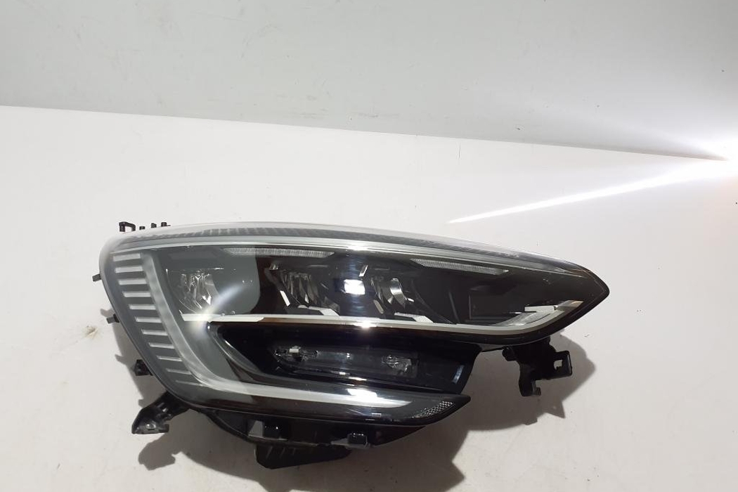 RENAULT Megane 4 generation (2016-2023) Front Right Headlight 260105675R 32046297