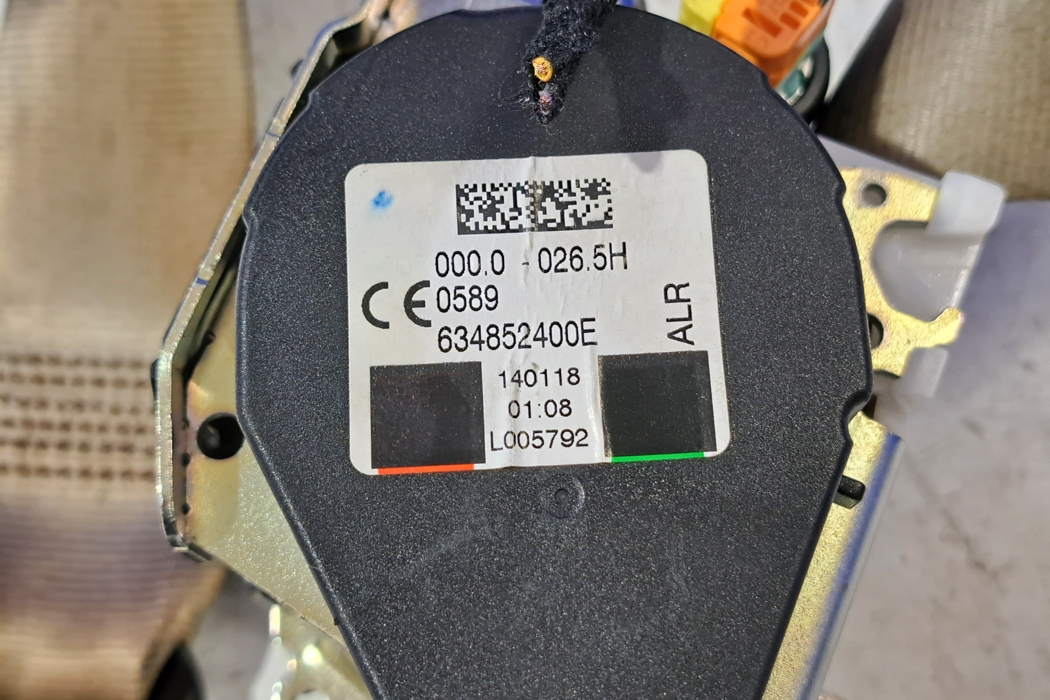 VOLVO XC60 2 generation (2017-2024) Rear Middle Seatbelt 39842319 32382533