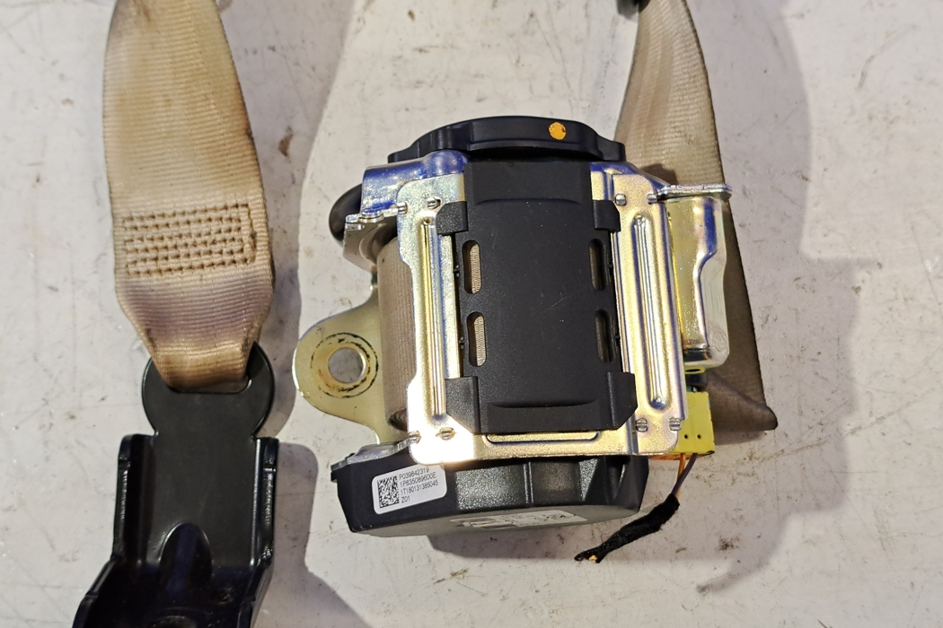 VOLVO XC60 2 generation (2017-2024) Rear Middle Seatbelt 39842319 32382533