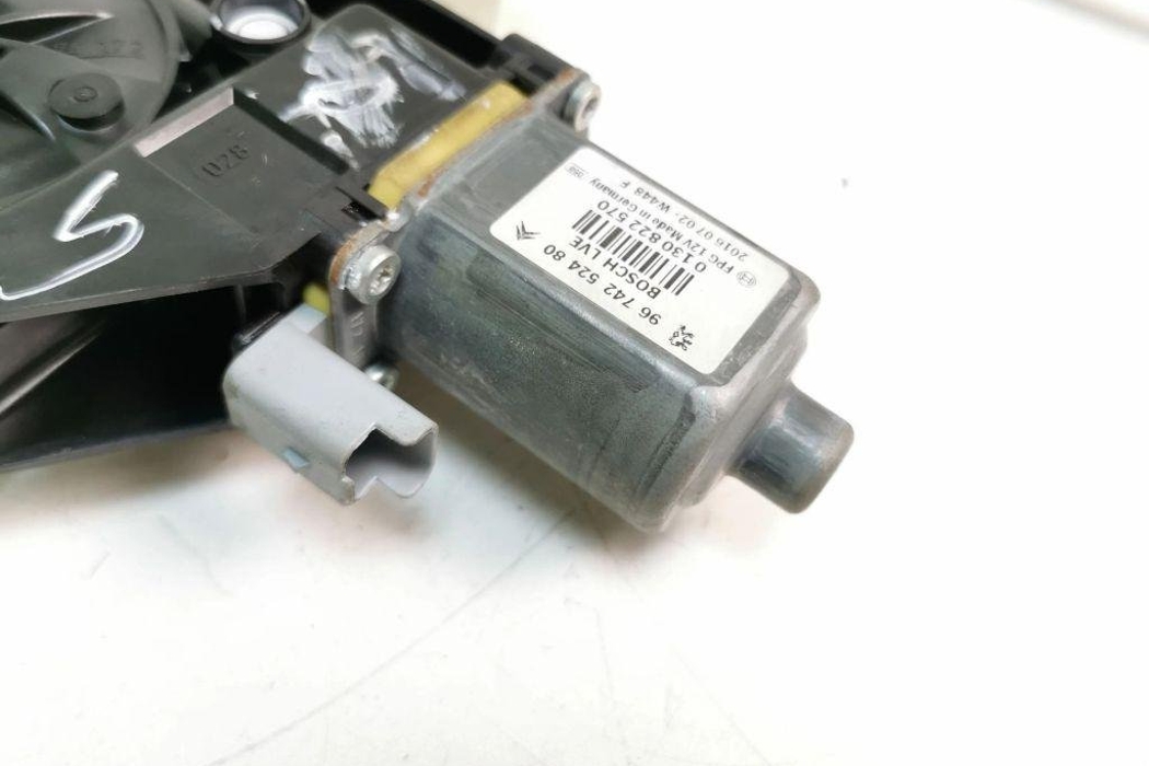 CITROËN C4 Cactus 1 generation (2014-2024) Priekšējo labo durvju logu pacēlājs 9674252480 31201519