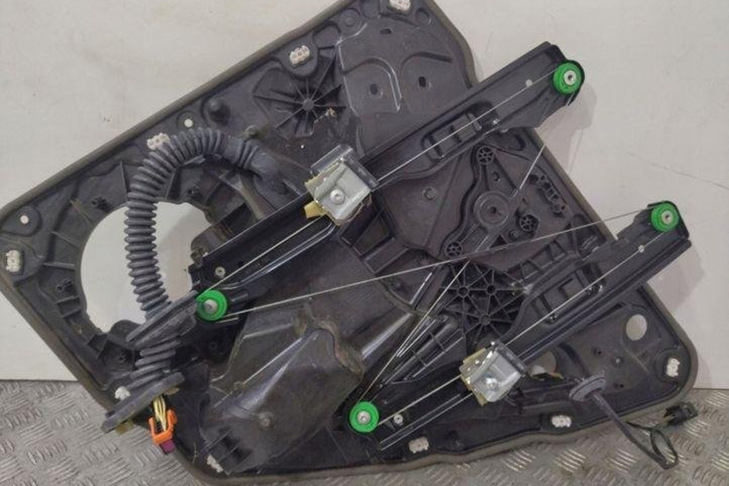 VOLKSWAGEN Touareg 2 generation (2010-2018) Rear left door window lifter 7P6839755A 27460524
