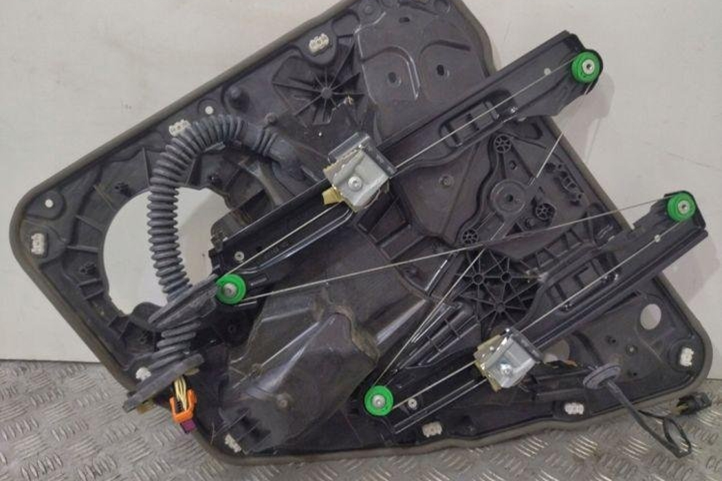 VOLKSWAGEN Touareg 2 generation (2010-2018) Rear left door window lifter 7P6839755A 27460524