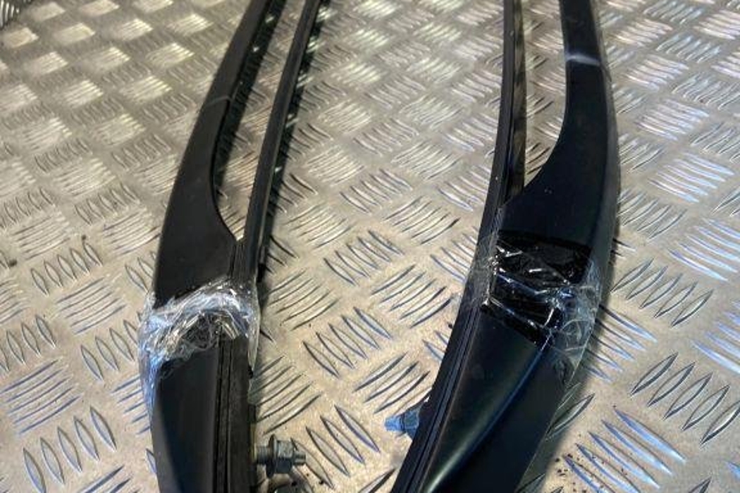 BMW 5 Series E60/E61 (2003-2010) Roof Rails Kit 32323838