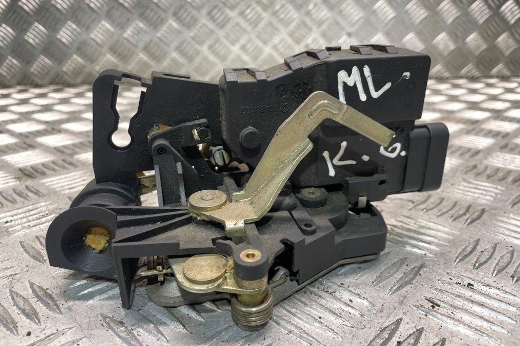 MERCEDES-BENZ M-Class W163 (1997-2005) Aizmugurējo kreiso durvju slēdzene A1637302635 32326643