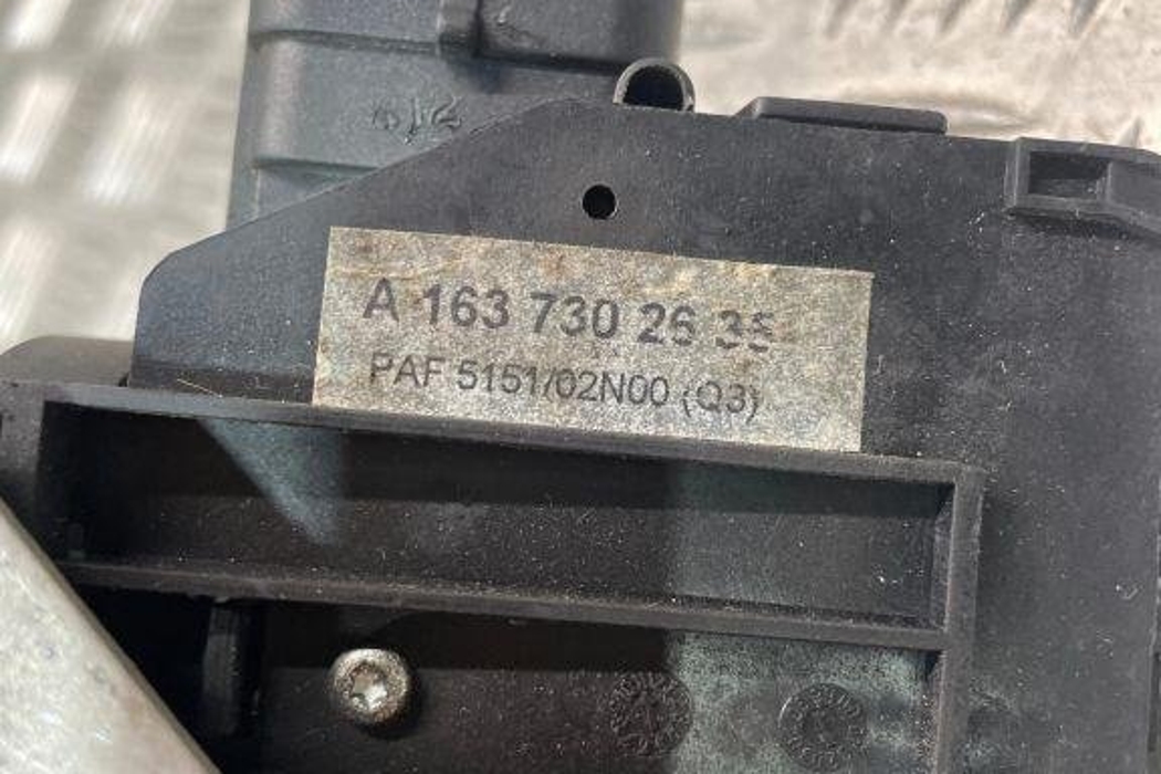 MERCEDES-BENZ M-Class W163 (1997-2005) Aizmugurējo kreiso durvju slēdzene A1637302635 32326643