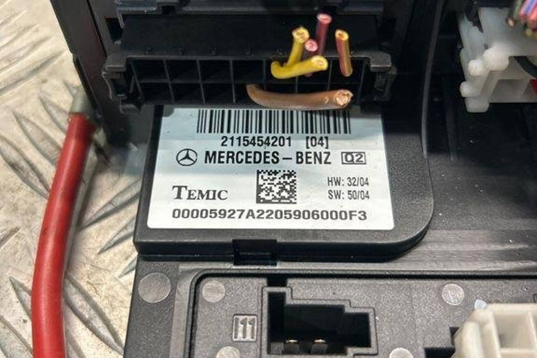 MERCEDES-BENZ E-Class W211/S211 (2002-2009) Fuse box 2115454201 32327882