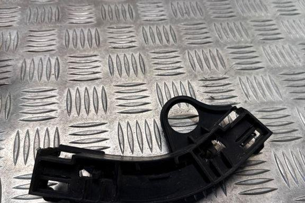 BMW X5 E70 (2006-2013) Front Right Bumper Bracket 7165472 32331887