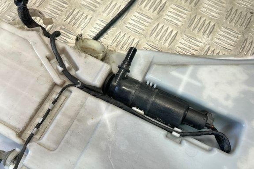 BMW 6 Series F06/F12/F13 (2010-2018) Window Washer Tank 8050439 32336487