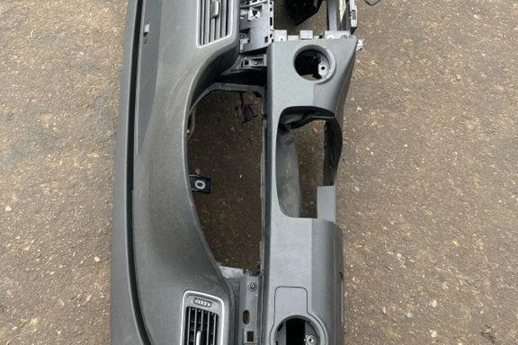 VOLKSWAGEN Passat B8 (2014-2023) Передняя панель салона 32336841