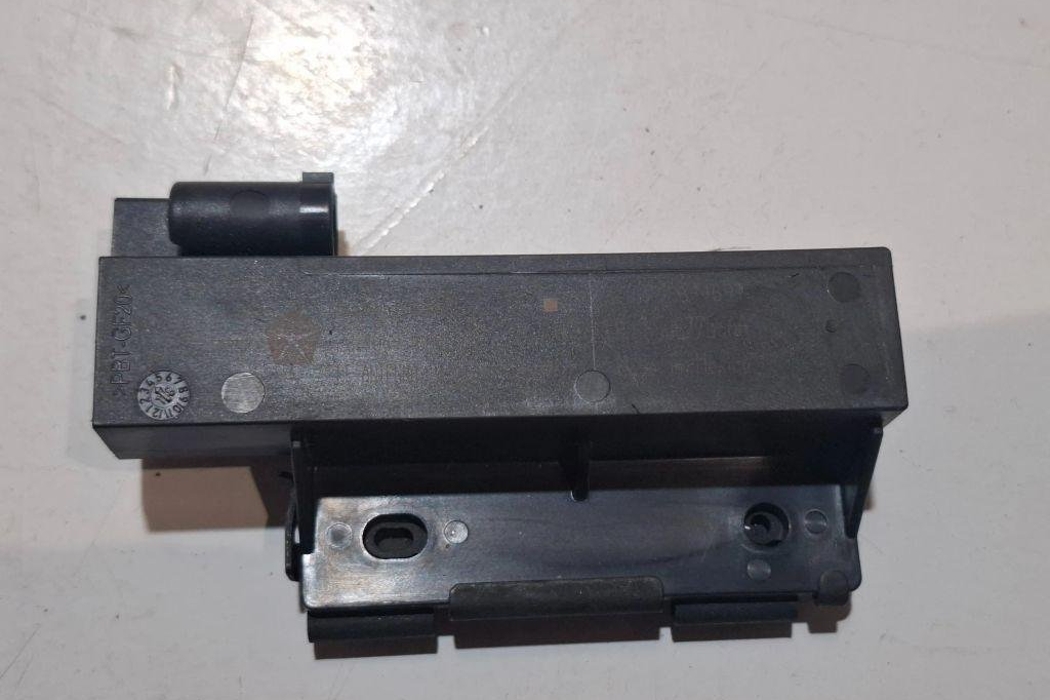 DODGE Challenger 3 generation (2008-2024) Bootlid Antenna Amplifier 68067753AA 31785236