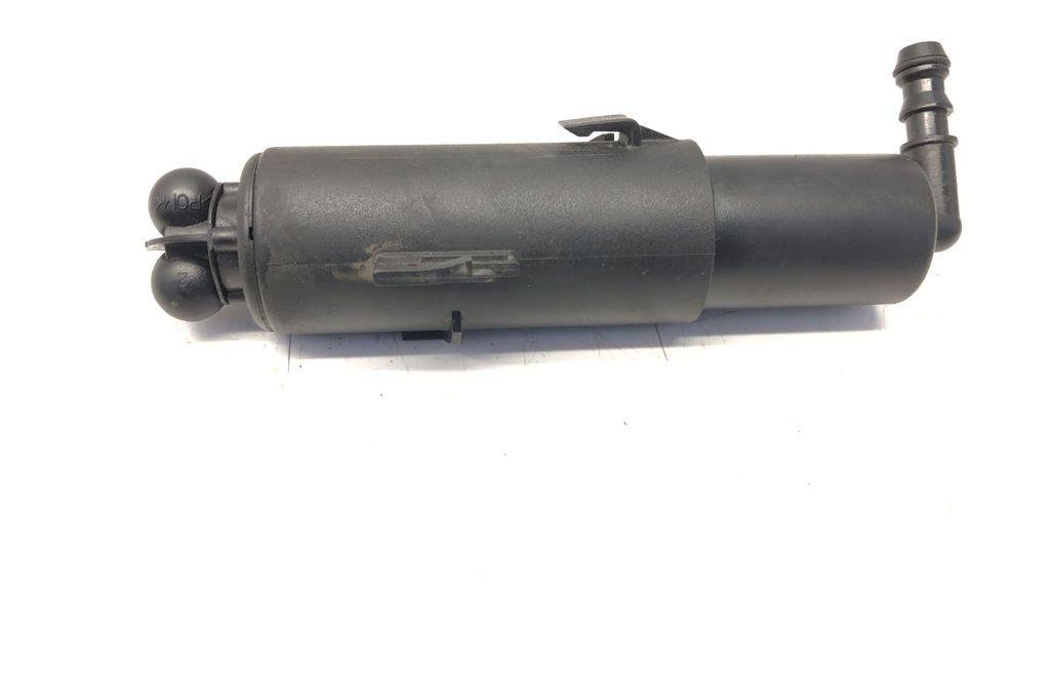 AUDI A4 B9/8W (2015-2024) Priekšējā luktura mazgātājs labajā pusē 8K0955102,0005658000,1004844 32205813