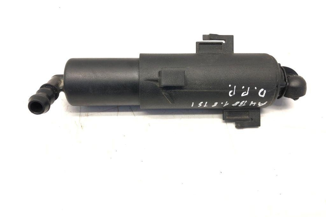 AUDI A4 B9/8W (2015-2024) Priekšējā luktura mazgātājs labajā pusē 8K0955102,0005658000,1004844 32205813