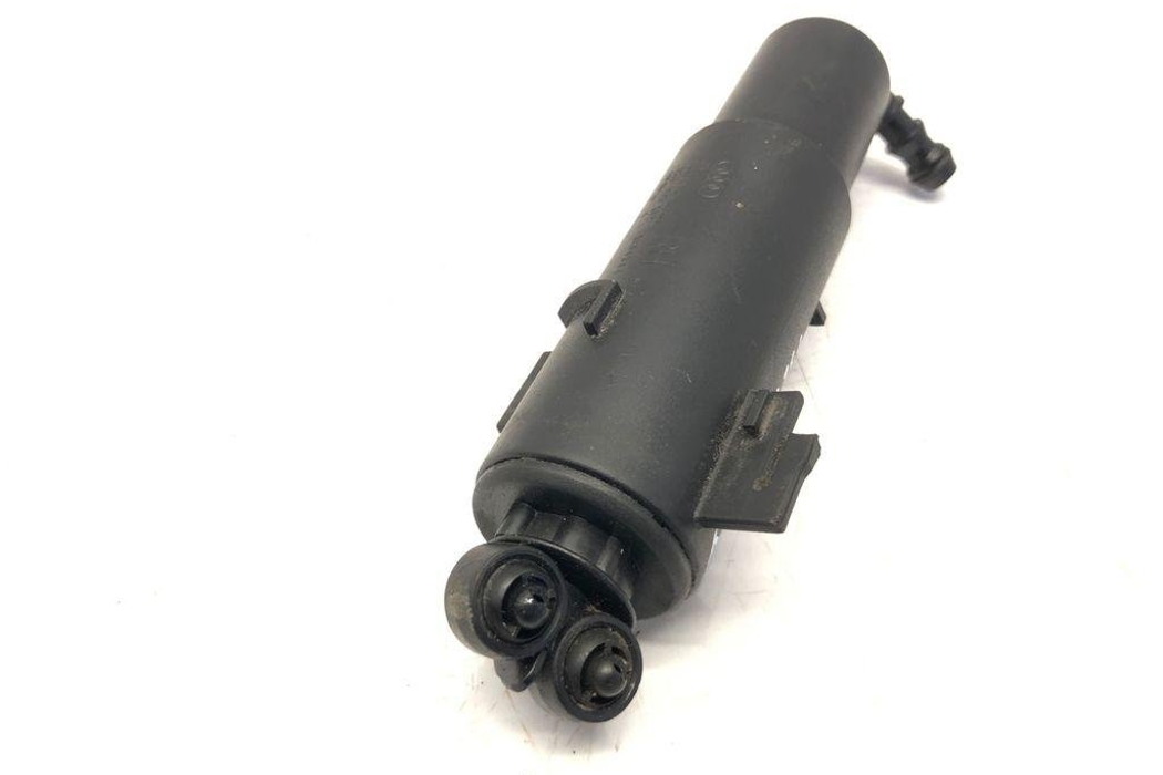 AUDI A4 B9/8W (2015-2024) Priekšējā luktura mazgātājs labajā pusē 8K0955102,0005658000,1004844 32205813