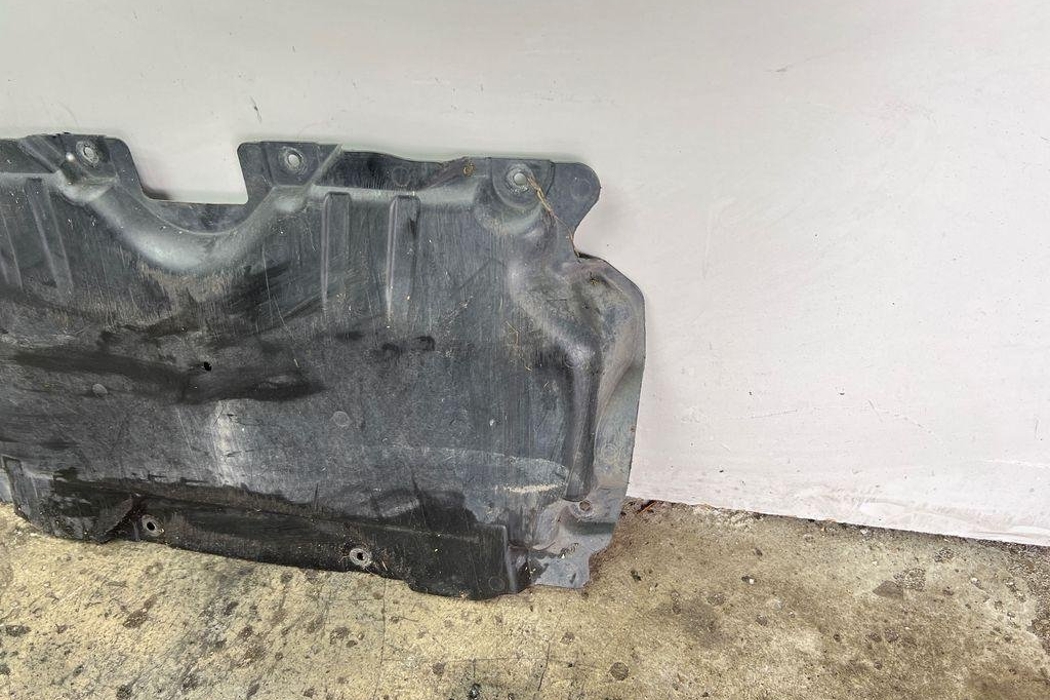MERCEDES-BENZ C-Class W205/S205/C205 (2014-2023) Dzinēja apakšas aizsargs/panna A2055240230 31947286