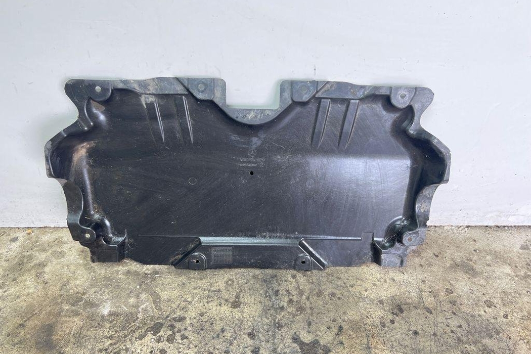 MERCEDES-BENZ C-Class W205/S205/C205 (2014-2023) Dzinēja apakšas aizsargs/panna A2055240230 31947286