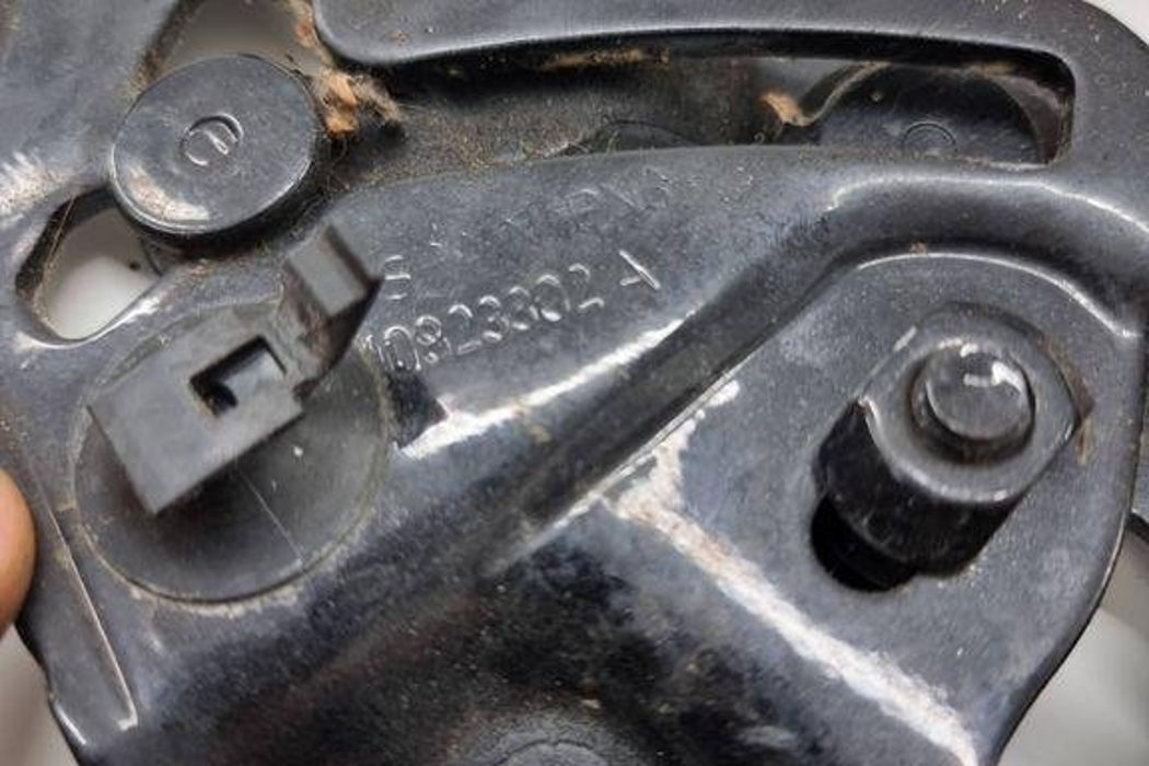 AUDI Q7 4M (2015-2024) Front Right Bonnet Hinge 4m0823302a 32303080